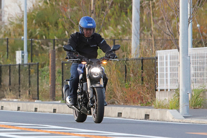 【ホンダ CB250R 試乗記事】抜群の軽さと上質な走りを誇るロードスポーツが、足つき性を向上して進化の画像