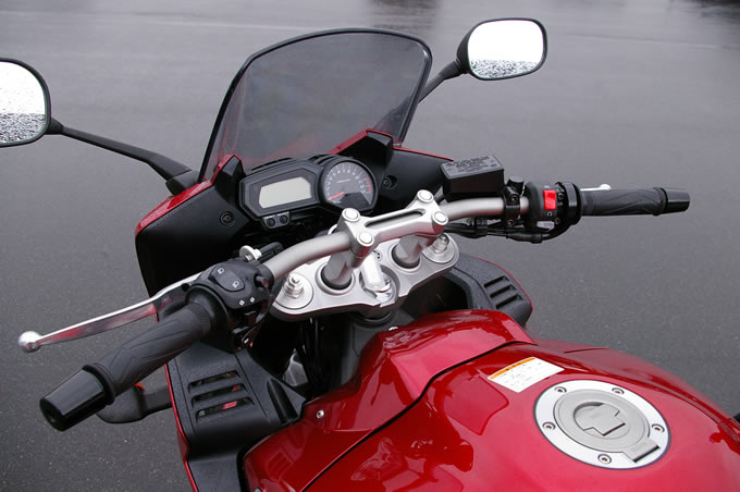 ヤマハ FZ1フェザー – 使い勝手のよさが魅力的 試乗インプレ・レビュー