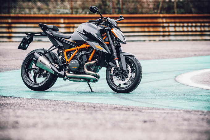 【KTM 1290 スーパーデューク R 試乗記事】あの“THE BEAST”が第3形態に進化、新たな骨格を得て動きがよりしなやかに‼の画像