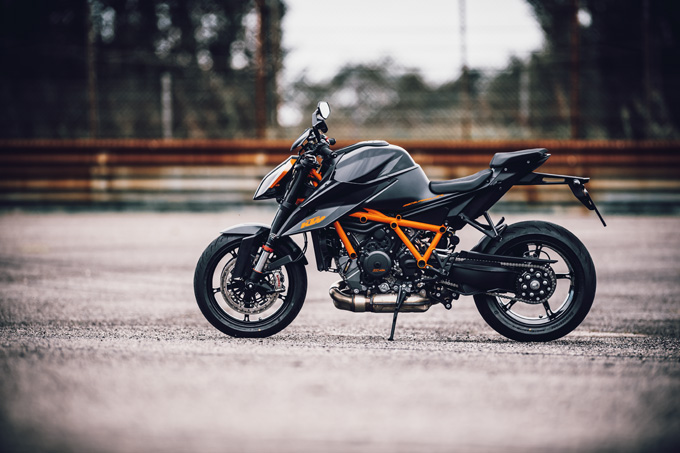 【KTM 1290 スーパーデューク R 試乗記事】あの“THE BEAST”が第3形態に進化、新たな骨格を得て動きがよりしなやかに‼の画像