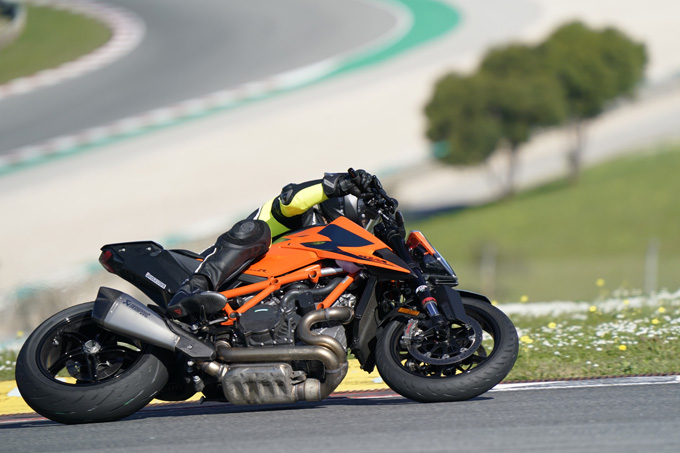 【KTM 1290 スーパーデューク R 試乗記事】あの“THE BEAST”が第3形態に進化、新たな骨格を得て動きがよりしなやかに‼の画像