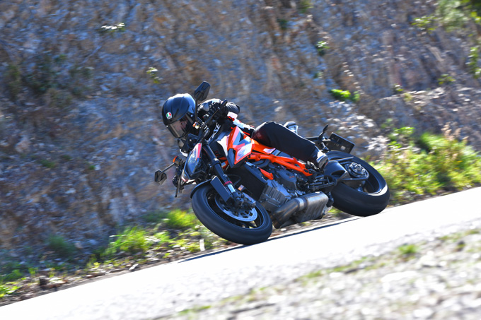 【KTM 1290 スーパーデューク R 試乗記事】あの“THE BEAST”が第3形態に進化、新たな骨格を得て動きがよりしなやかに‼の画像