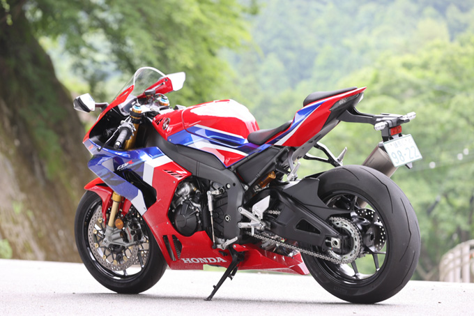 【ホンダ CBR1000RR-R ファイアーブレード SP 試乗記】保安部品を装備しても、乗り味は本気の市販レーサーの04画像