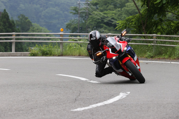 【ホンダ CBR1000RR-R ファイアーブレード SP 試乗記】保安部品を装備しても、乗り味は本気の市販レーサーの05画像