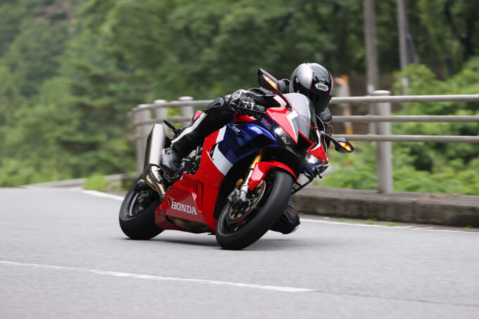 【ホンダ CBR1000RR-R ファイアーブレード SP 試乗記】保安部品を装備しても、乗り味は本気の市販レーサー メイン画像