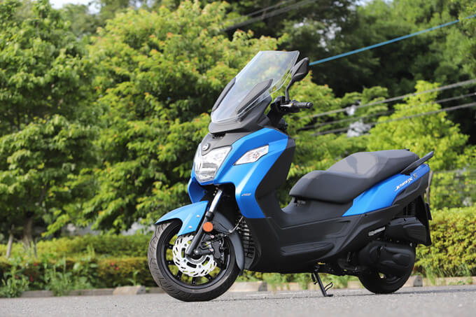 【SYM JOYMAX Z 250 試乗記】税込50万円を切る圧巻のコストパフォーマンス！走りと装備の基本をきっちりと押さえた250ccスクーターのメイン画像