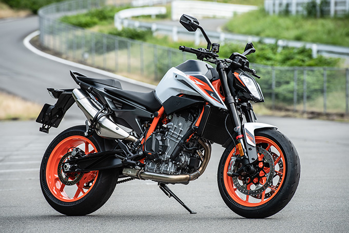 【KTM 890デュークR 試乗記】超軽くて俊敏で足もイイ！コーナーを鋭く切り取る「超外科用メス」の実力とは！？の01画像