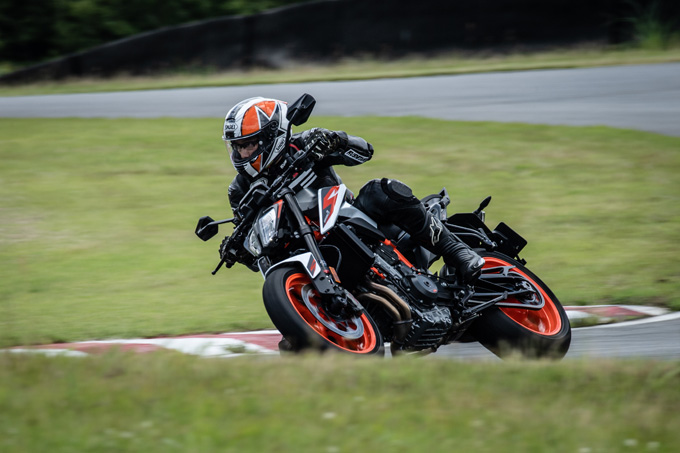 【KTM 890デュークR 試乗記】超軽くて俊敏で足もイイ！コーナーを鋭く切り取る「超外科用メス」の実力とは！？の03画像