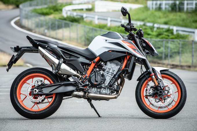 【KTM 890デュークR 試乗記】超軽くて俊敏で足もイイ！コーナーを鋭く切り取る「超外科用メス」の実力とは！？の04画像