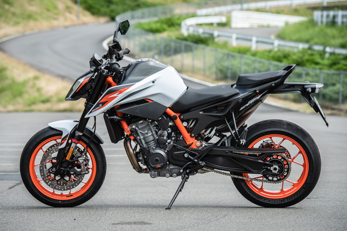 【KTM 890デュークR 試乗記】超軽くて俊敏で足もイイ！コーナーを鋭く切り取る「超外科用メス」の実力とは！？の05画像