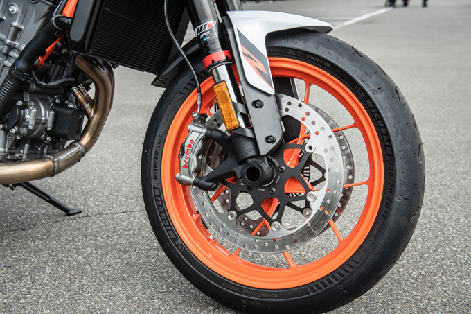 【KTM 890デュークR 試乗記】超軽くて俊敏で足もイイ！コーナーを鋭く切り取る「超外科用メス」の実力とは！？の10画像