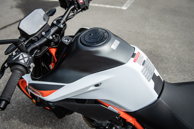 【KTM 890デュークR 試乗記】超軽くて俊敏で足もイイ！コーナーを鋭く切り取る「超外科用メス」の実力とは！？の13画像