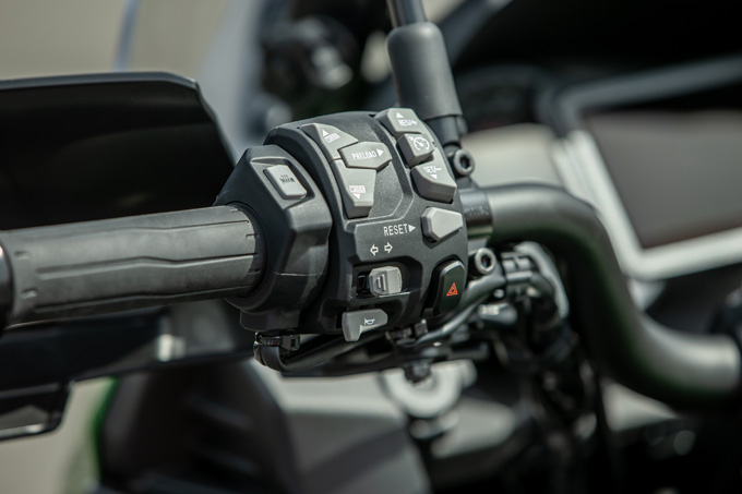 【カワサキ　VERSYS 1000 SE 試乗記】バイクの楽しさはそのまま、疲れを軽減するSHOWAスカイフックテクを採用した2021年式欧州モデルをインプレッションの17画像