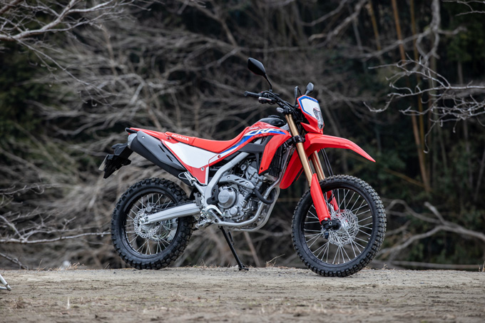 【ホンダ CRF250L 試乗記】-4kgとは思えないほどスリム＆コンパクトに生まれ変わったCRFは、積極的にオフに入りたくなるマシンの01画像