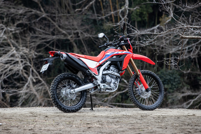 【ホンダ CRF250L 試乗記】-4kgとは思えないほどスリム＆コンパクトに生まれ変わったCRFは、積極的にオフに入りたくなるマシンの02画像