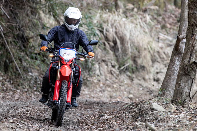 【ホンダ CRF250L 試乗記】-4kgとは思えないほどスリム＆コンパクトに生まれ変わったCRFは、積極的にオフに入りたくなるマシンの05画像