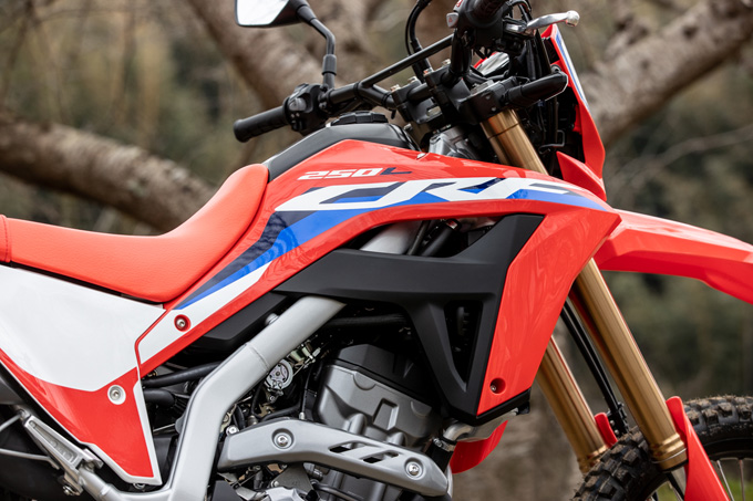 【ホンダ CRF250L 試乗記】-4kgとは思えないほどスリム＆コンパクトに生まれ変わったCRFは、積極的にオフに入りたくなるマシンの17画像