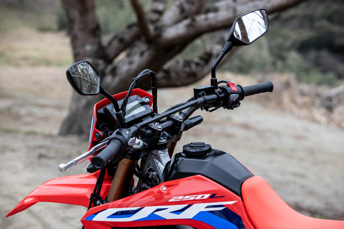 【ホンダ CRF250L 試乗記】-4kgとは思えないほどスリム＆コンパクトに生まれ変わったCRFは、積極的にオフに入りたくなるマシンの20画像