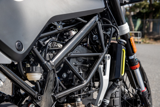 【ハスクバーナ スヴァルトピレン 125 試乗記】高回転型エンジンの旨味を堪能できる、400ccクラスのブレーキ＆サスペンションの15画像