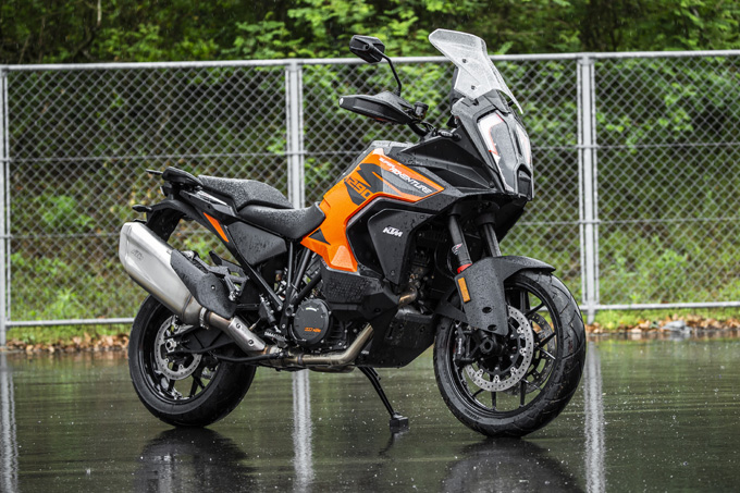 【KTM 1290スーパーアドベンチャーS/R 試乗記】ACCで高速クルーズがさらに楽で安全に！ガチオフ仕様の「R」も過激に優しく全方位進化！の01画像