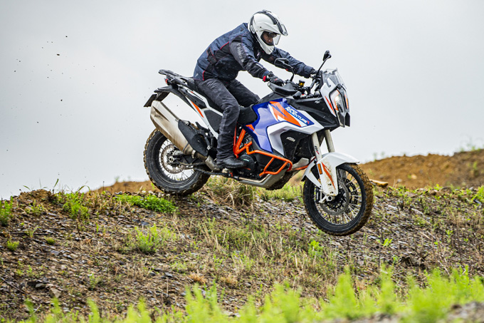 【KTM 1290スーパーアドベンチャーS/R 試乗記】ACCで高速クルーズがさらに楽で安全に！ガチオフ仕様の「R」も過激に優しく全方位進化！の09画像