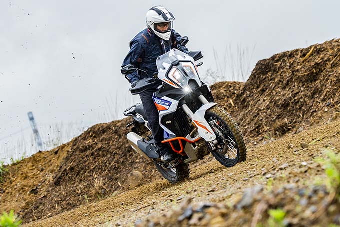 【KTM 1290スーパーアドベンチャーS/R 試乗記】ACCで高速クルーズがさらに楽で安全に！ガチオフ仕様の「R」も過激に優しく全方位進化！ メイン画像