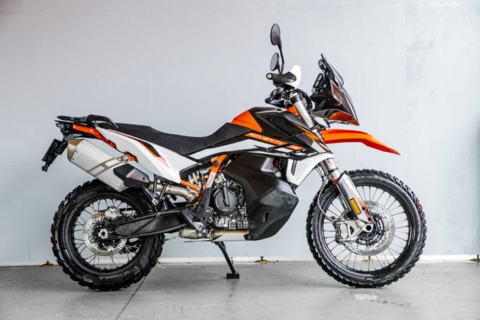 【KTM 890 ADVENTURE/R試乗記】パンチが増して林道トレックもより快適に、アドベンチャーを超えたガチオフ性能だ！の01画像