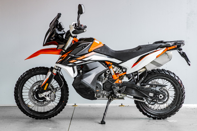 【KTM 890 ADVENTURE/R試乗記】パンチが増して林道トレックもより快適に、アドベンチャーを超えたガチオフ性能だ！の02画像