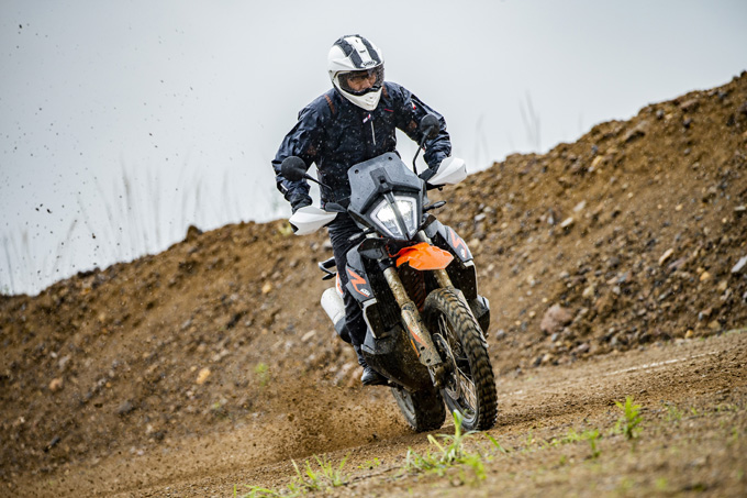 【KTM 890 ADVENTURE/R試乗記】パンチが増して林道トレックもより快適に、アドベンチャーを超えたガチオフ性能だ！の03画像