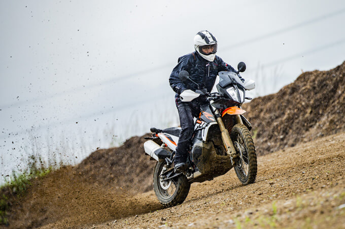 【KTM 890 ADVENTURE/R試乗記】パンチが増して林道トレックもより快適に、アドベンチャーを超えたガチオフ性能だ！ メイン画像