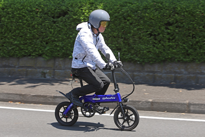 【グラフィットGFR-02 試乗記】ペダル付きで坂道走行が楽に!? 折りたたみ自転車のような電動バイクの05画像