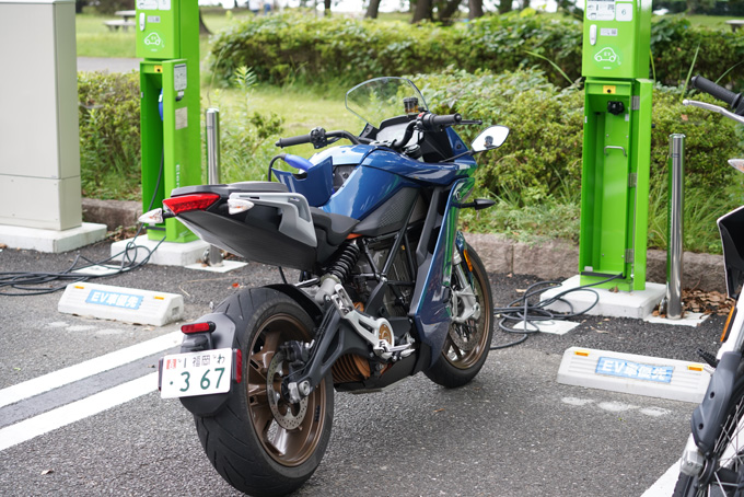 【ゼロモーターサイクルズ SR/S 試乗記】航続可能距離300ｋｍ超！長く待たれたEVバイク移行、機は熟したの11画像