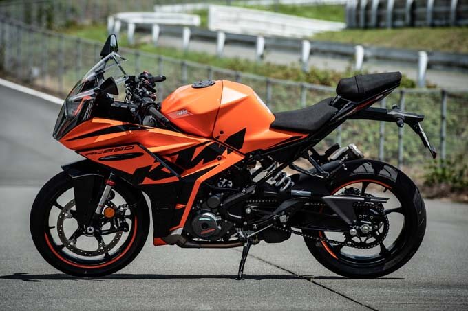 【KTM RC390試乗記】MotoGPの雰囲気に浸りながら街乗りからサーキットまで楽しめるの03画像