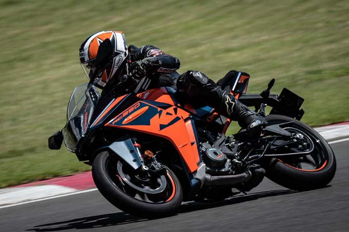 【KTM RC390試乗記】MotoGPの雰囲気に浸りながら街乗りからサーキットまで楽しめるの04画像