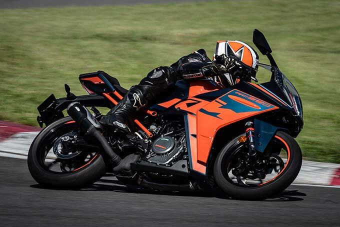 【KTM RC390試乗記】MotoGPの雰囲気に浸りながら街乗りからサーキットまで楽しめるのmain画像