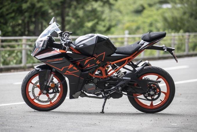 【KTM RC125 試乗記】回して乗るライディングを習得できる、スーパースポーツの入門モデルの02画像