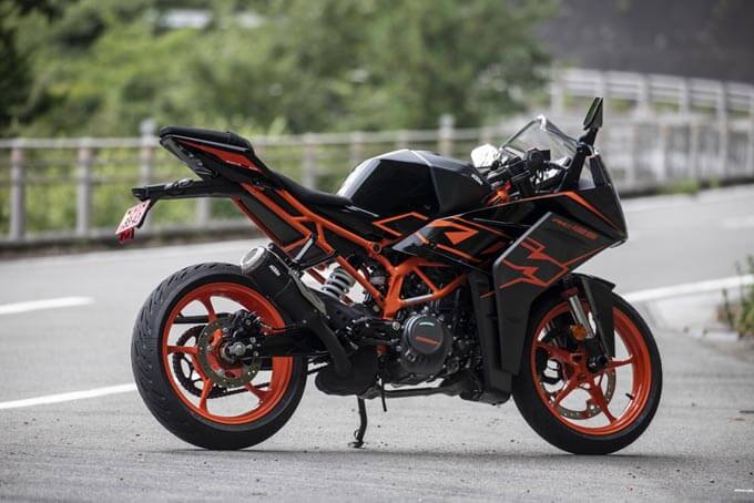 【KTM RC125 試乗記】回して乗るライディングを習得できる、スーパースポーツの入門モデルの04画像