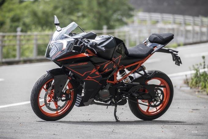 【KTM RC125 試乗記】回して乗るライディングを習得できる、スーパースポーツの入門モデルの05画像