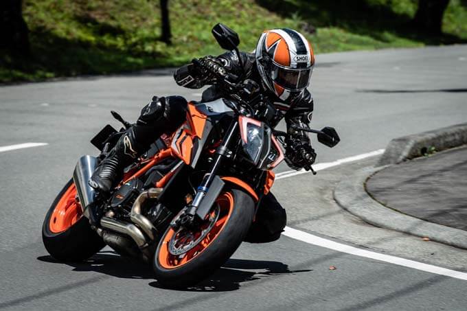 【KTM 1290スーパーデュークRエボ試乗記】電制サスを得た野獣、走りはしなやかで快適でさえあるの02画像