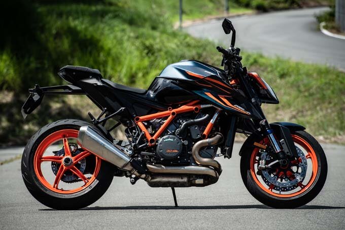 【KTM 1290スーパーデュークRエボ試乗記】電制サスを得た野獣、走りはしなやかで快適でさえあるの05画像