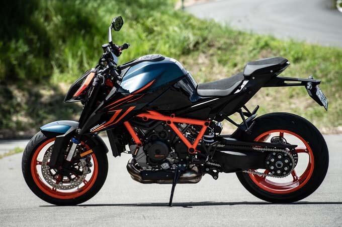 【KTM 1290スーパーデュークRエボ試乗記】電制サスを得た野獣、走りはしなやかで快適でさえあるの06画像