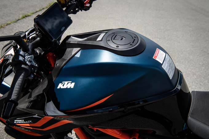 【KTM 1290スーパーデュークRエボ試乗記】電制サスを得た野獣、走りはしなやかで快適でさえあるの12画像