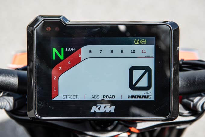 【KTM 1290スーパーデュークRエボ試乗記】電制サスを得た野獣、走りはしなやかで快適でさえあるの17画像