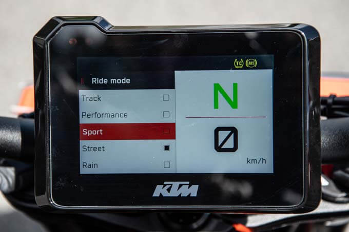 【KTM 1290スーパーデュークRエボ試乗記】電制サスを得た野獣、走りはしなやかで快適でさえあるの18画像