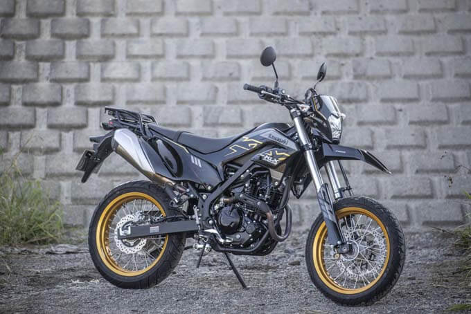 【カワサキ KLX230SM 試乗記】倒立フォークに大径ブレーキ、高い速度域に対応の01画像