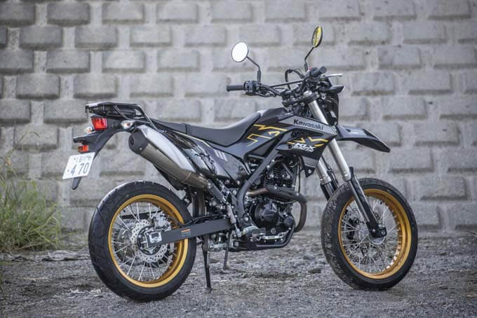 【カワサキ KLX230SM 試乗記】倒立フォークに大径ブレーキ、高い速度域に対応の02画像