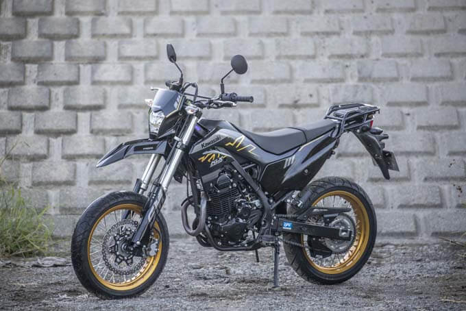 【カワサキ KLX230SM 試乗記】倒立フォークに大径ブレーキ、高い速度域に対応の03画像