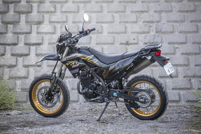 【カワサキ KLX230SM 試乗記】倒立フォークに大径ブレーキ、高い速度域に対応の04画像