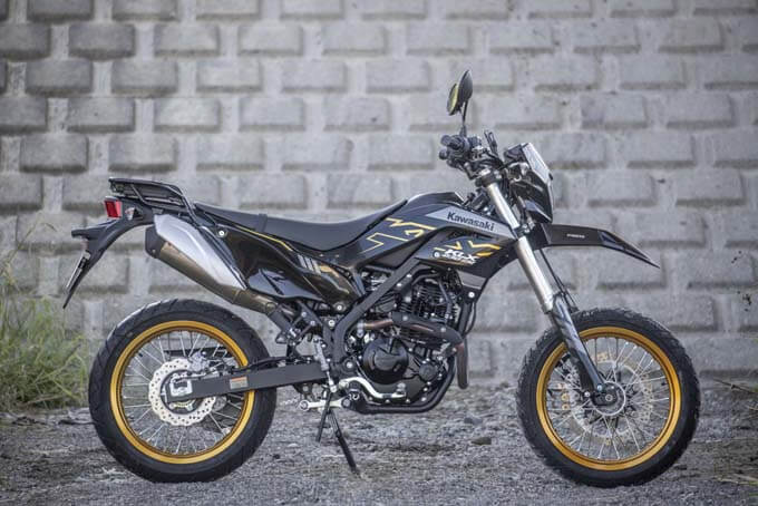 【カワサキ KLX230SM 試乗記】倒立フォークに大径ブレーキ、高い速度域に対応の05画像