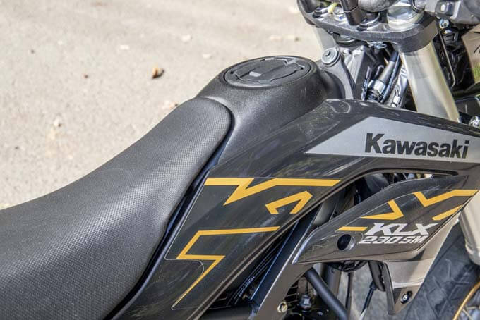 【カワサキ KLX230SM 試乗記】倒立フォークに大径ブレーキ、高い速度域に対応の13画像